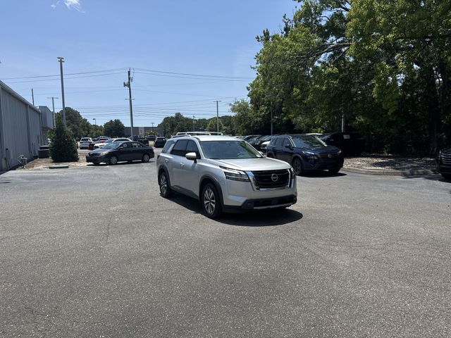 Used 2023 Silver Nissan SL image 3