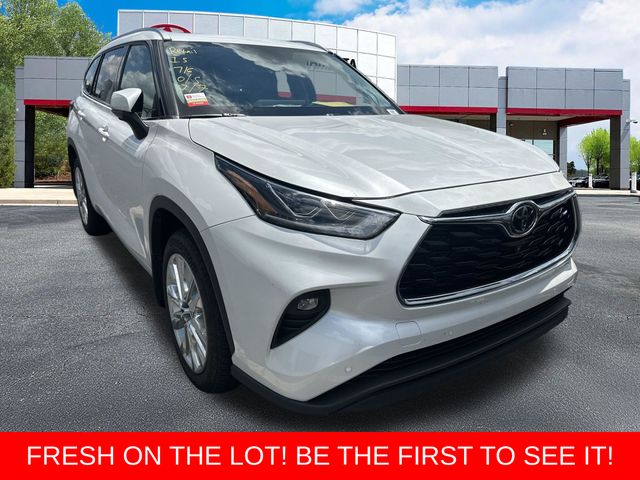 White (Wind Chill Pearl) 2025 Toyota Highlander SUV / Crossover All-Wheel Drive 8-Speed Automatic