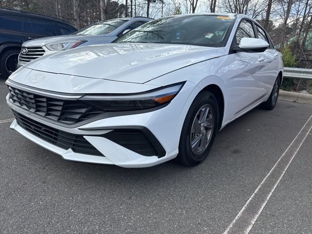 2024 Hyundai Elantra SE FWD