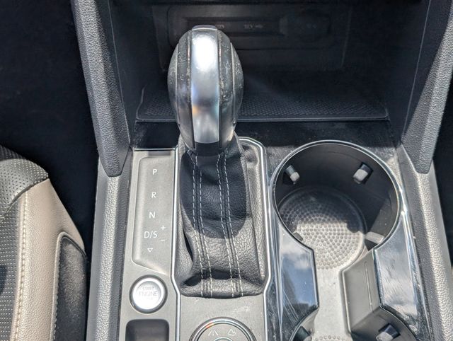 Used 2022  Volkswagen 3.6L V6 SEL Premium R-Line image 21