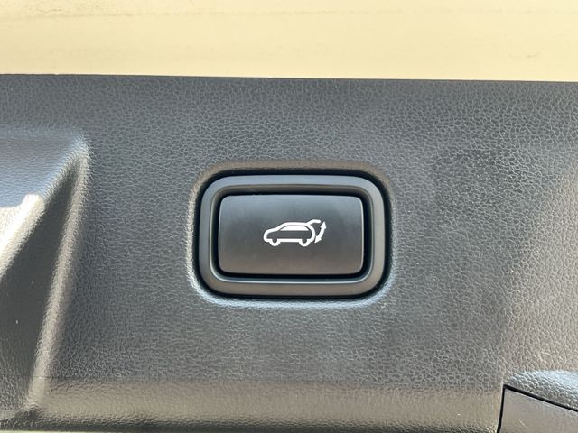 Used 2025 White Hyundai SEL Convenience image 41