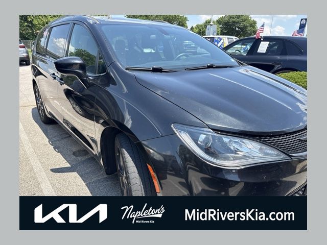 Brilliant Black Crystal Pearlcoat 2018 Chrysler Pacifica Minivan Front-Wheel Drive 9-Speed Automatic