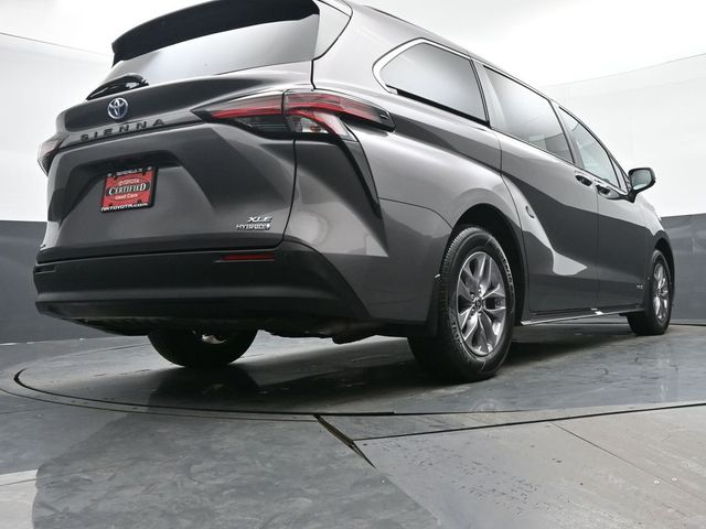 2021 Toyota Sienna XLE 27