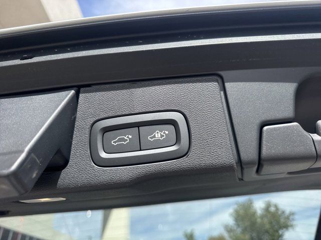 2025 Volvo XC60 Plug-In Hybrid T8 Plus photo