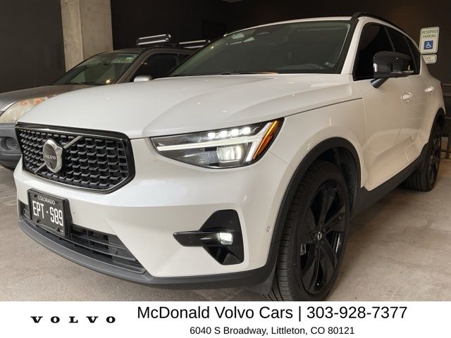 Crystal White 2024 Volvo XC40 B5 Ultimate Dark Theme AWD SUV / Crossover All-Wheel Drive Automatic