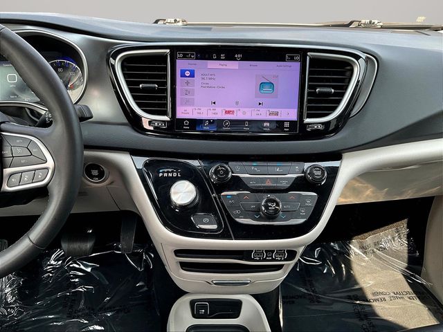 Used 2024 Chrysler Pacifica Van