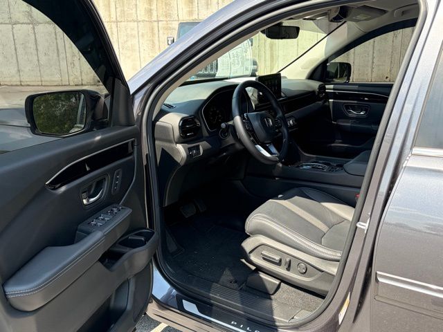 used 2025 Honda Pilot car, priced at $43,895