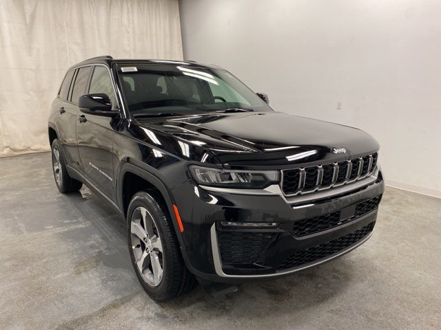 Diamond Black 2026 Jeep Grand Cherokee SUV / Crossover Four-Wheel Drive 8-Speed Automatic