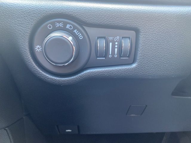 2027 Chrysler Pacifica Select - Diamond Black exterior view 14