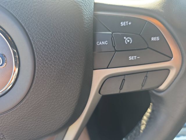 Used 2019 Bright White Clearcoat Jeep Laredo E image 18