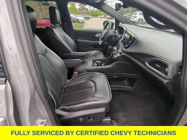 Used 2025 Chrysler Pacifica Van