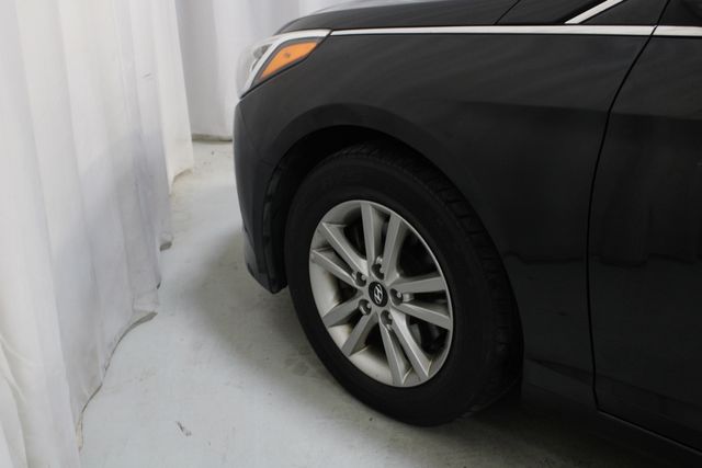 Used 2017 Black Hyundai Base image 27