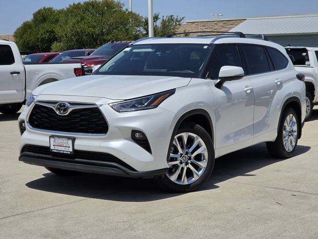 White (Wind Chill Pearl) 2026 Toyota Highlander SUV / Crossover All-Wheel Drive 8-Speed Automatic