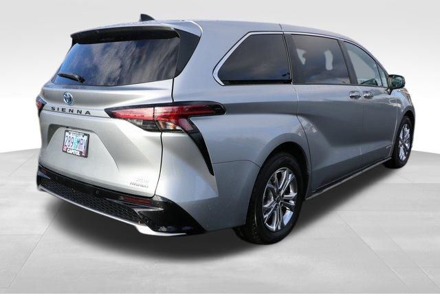 2021 Toyota Sienna XSE 19