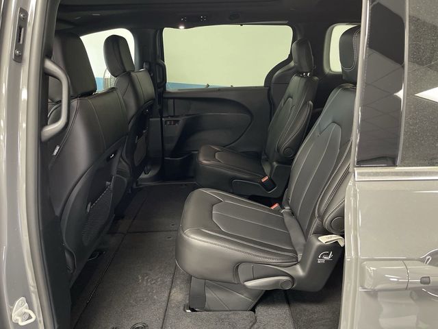 2025 Chrysler Pacifica Select photo