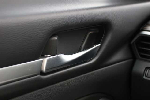 Used 2019 Black Nissan 2.5 SL image 6