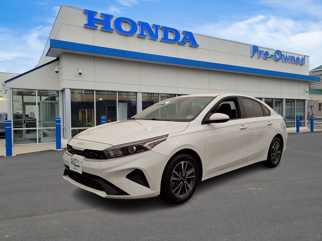 Snow White Pearl 2024 Kia Forte Sedan Front-Wheel Drive Continuously Variable Transmission