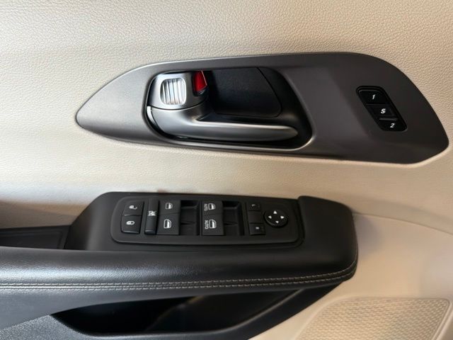 Used 2023 Chrysler Pacifica Van