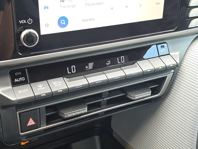 2025 Toyota Camry SE:B02318