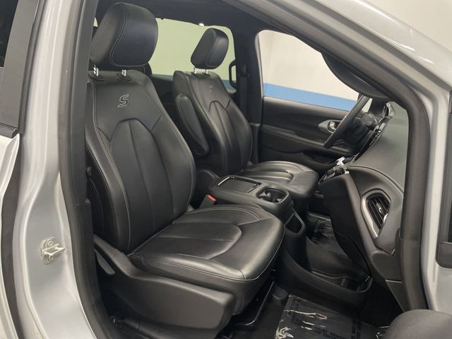2023 Chrysler Pacifica Touring L photo