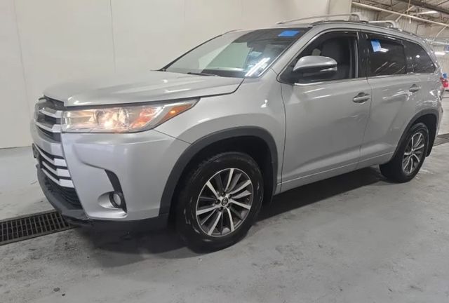 Celestial Silver Metallic 2018 Toyota Highlander XLE AWD SUV / Crossover All-Wheel Drive 8-Speed Automatic