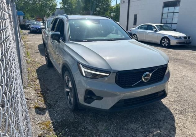 2025 Volvo XC40 B5 Plus Dark Theme