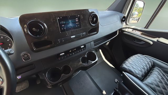 Used 2021  Mercedes-Benz Cargo 170 WB image 25