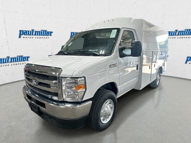Oxford White 2026 Ford E-Series Chassis Pickup Truck Rear-Wheel Drive 6-Speed Automatic Overdrive