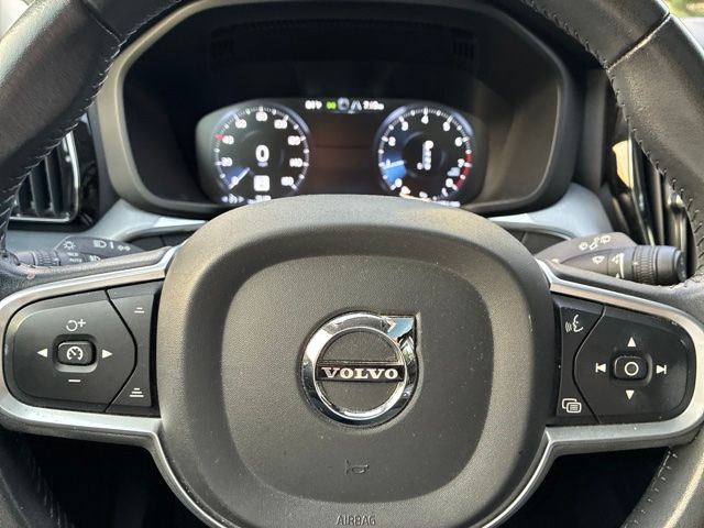 Used 2020  Volvo T6 Momentum image 16