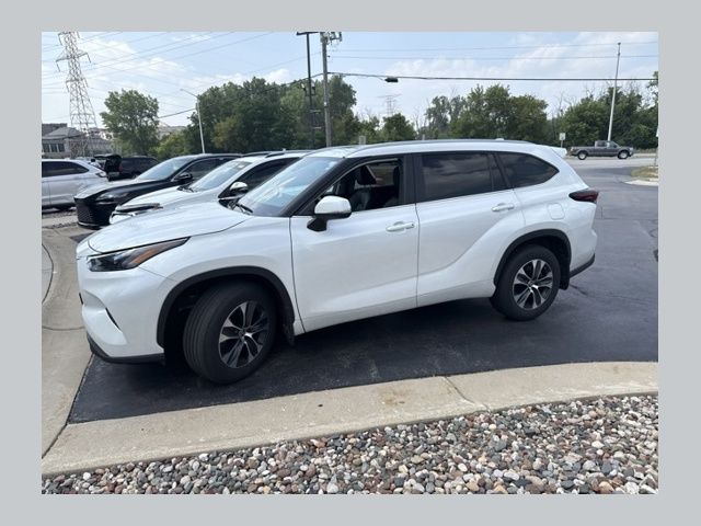 White (Wind Chill Pearl) 2024 Toyota Highlander SUV / Crossover 8-Speed Automatic