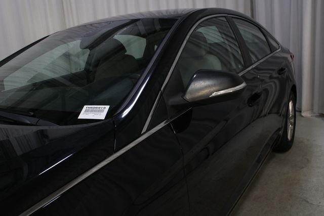 Used 2017 Black Hyundai Base image 32