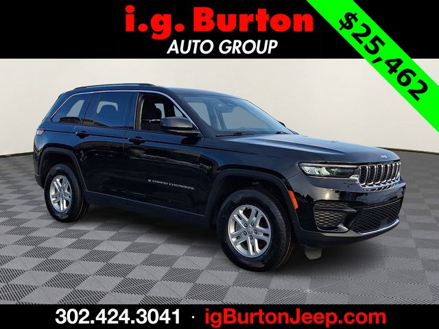 Diamond Black Crystal Pearlcoat 2023 Jeep Grand Cherokee Laredo 4WD SUV / Crossover Four-Wheel Drive 8-Speed Automatic