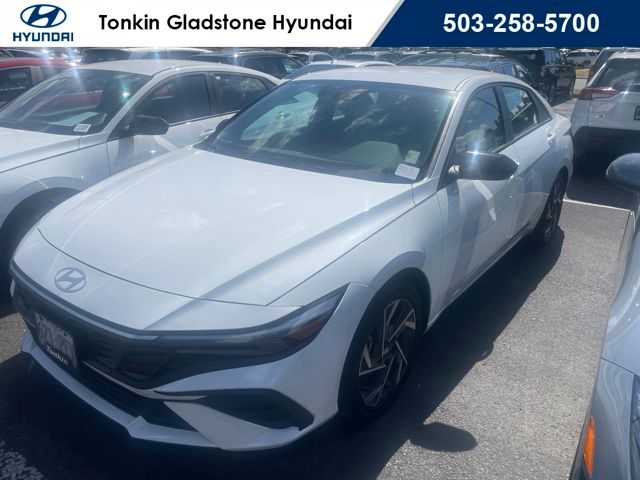 White 2025 Hyundai Elantra Hybrid Sedan Front-Wheel Drive 6-Speed Dual Clutch