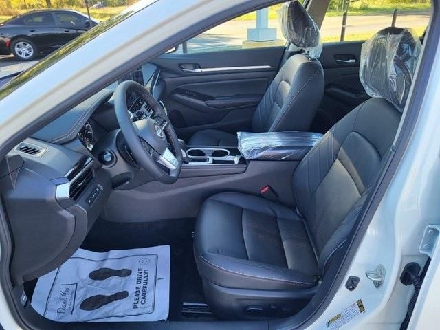 New 2025 White Nissan 2.5 SR image 11