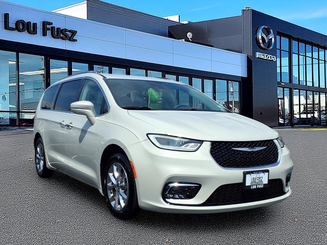 Luxury White Pearlcoat 2021 Chrysler Pacifica Minivan Front-Wheel Drive 9-Speed Automatic