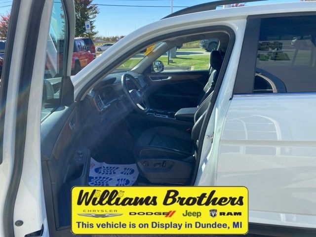 2024 Volkswagen Atlas 2.0T SE w/Technology - Aurora Red Metallic exterior view 12