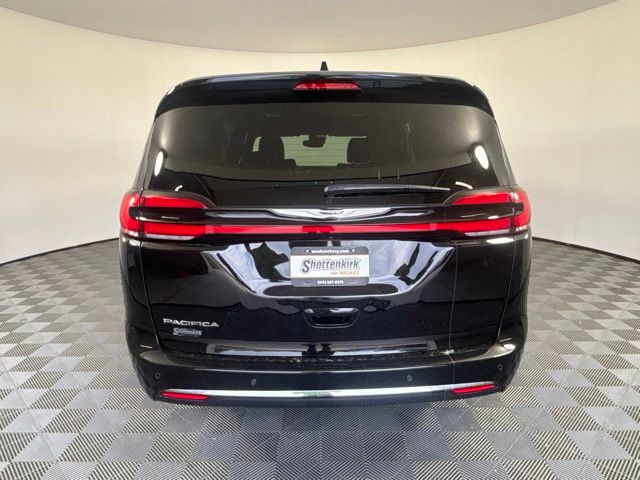 Used 2025 Chrysler Pacifica Van