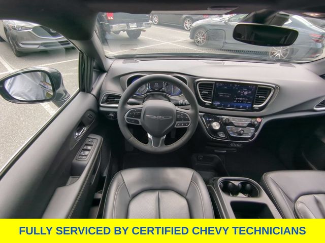 Used 2025 Chrysler Pacifica Van