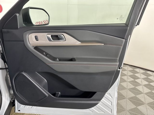 2025 Space White Metallic Ford Explorer Active RWD SUV