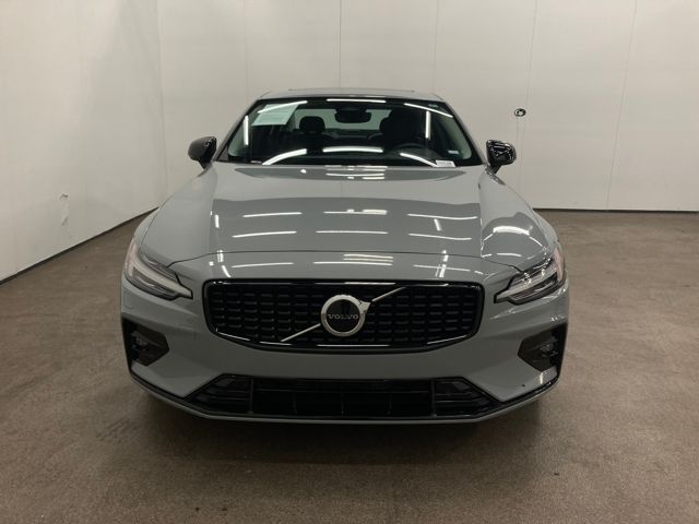 2024 Volvo S60 B5 Core Dark Theme