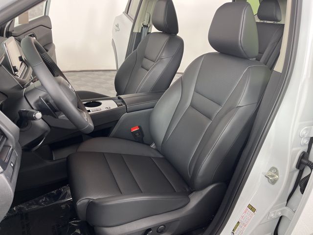 2025 Everest White Pearl Nissan Rogue SV FWD SUV