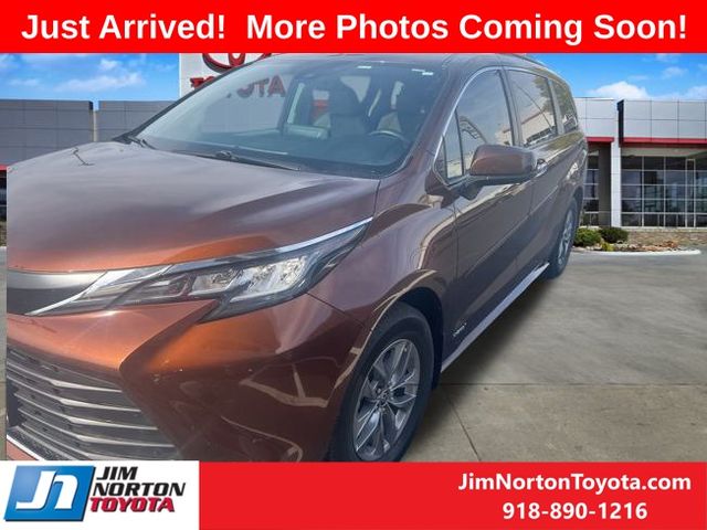 2021 Toyota Sienna XLE 3