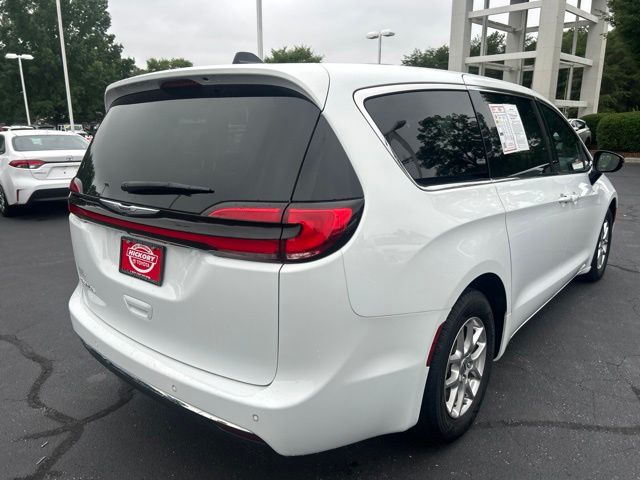 Used 2025 Chrysler Pacifica Van