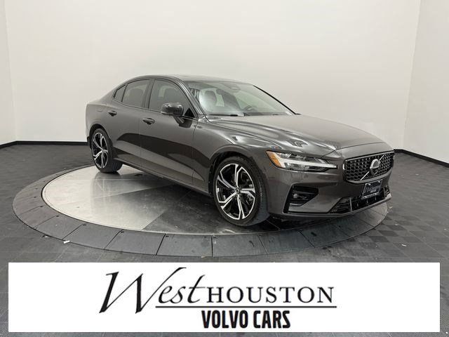 2023 Volvo S60 B5 Ultimate Dark Theme FWD