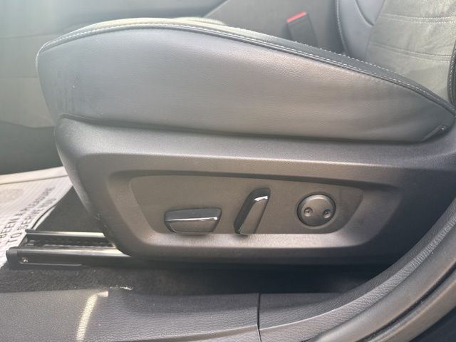 Used 2025  Mitsubishi SE image 19