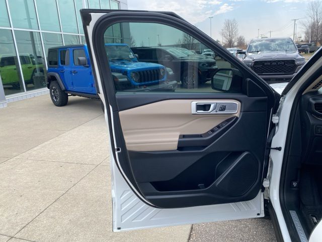 2020 Ford Explorer Limited - White Metallic exterior view 9