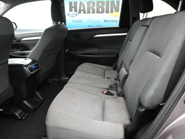 2019 Toyota Highlander LE photo