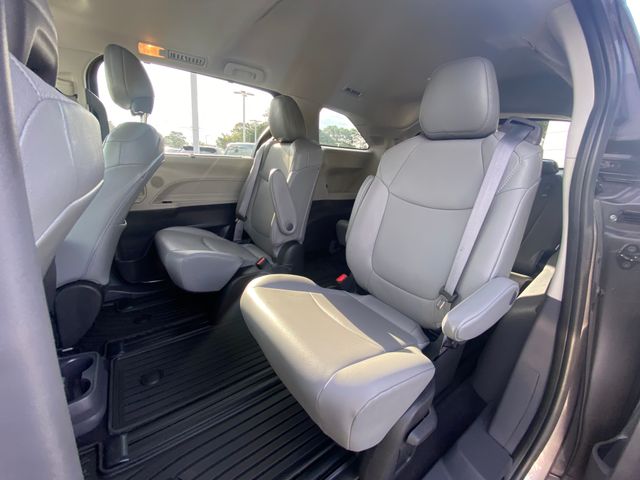 2022 Toyota Sienna XLE 32