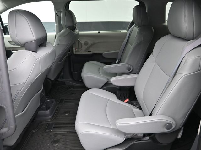 2024 Toyota Sienna XLE 16