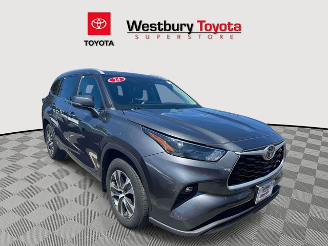 Magnetic Gray Metallic 2024 Toyota Highlander XLE AWD SUV / Crossover All-Wheel Drive 8-Speed Automatic